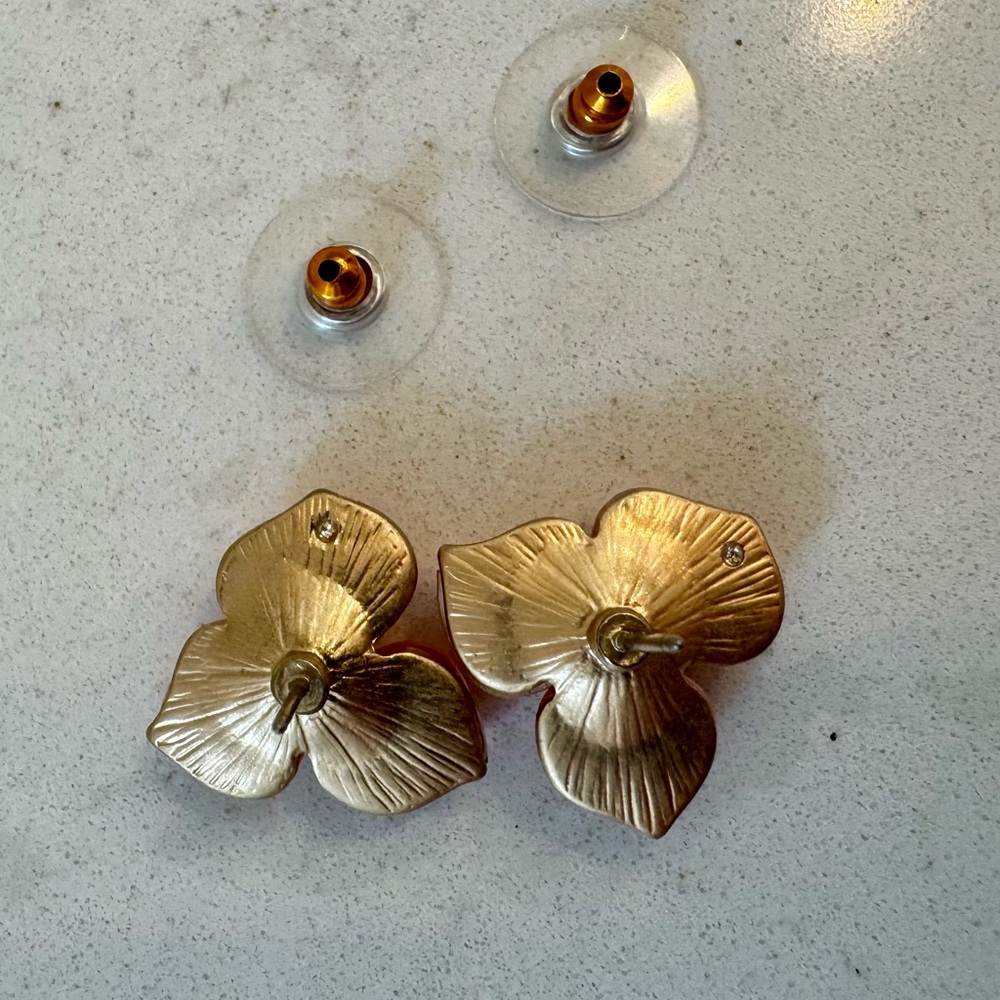 Anthropologie Peach Pink Flower Stud Earrings ๐บ Gold-Tone & Crystal Accents - Picture 3 of 3